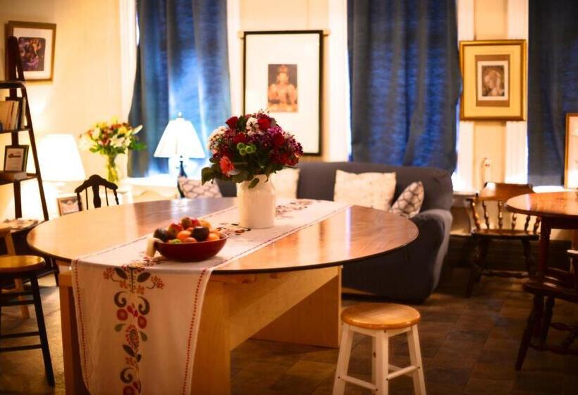 اتاق استاندارد یک تخته با سرویس بهداشتی مشترک, Interfaith Retreats