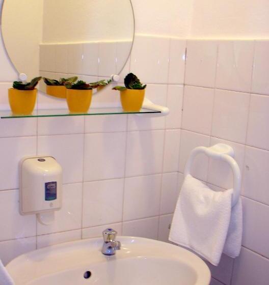 اتاق استاندارد سه تخته با سرویس بهداشتی مشترک, Hostel Amfora
