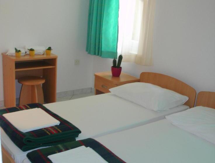 חדר סטנדרטי לארבעה עם חדר אמבטיה משותף, Hostel Amfora