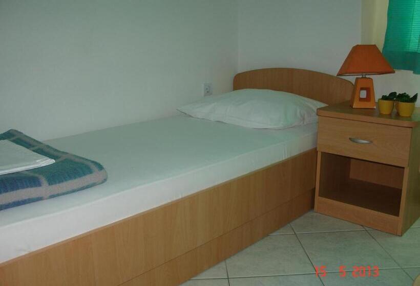 Номер Стандарт Индивидуальный Совместная Ванная, Hostel Amfora