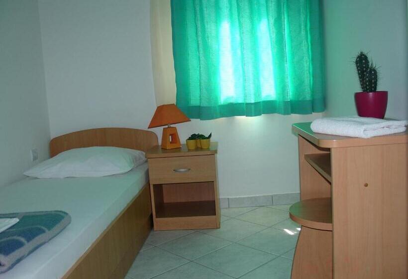 Номер Стандарт Индивидуальный Совместная Ванная, Hostel Amfora