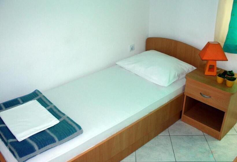 اتاق استاندارد یک تخته با سرویس بهداشتی مشترک, Hostel Amfora