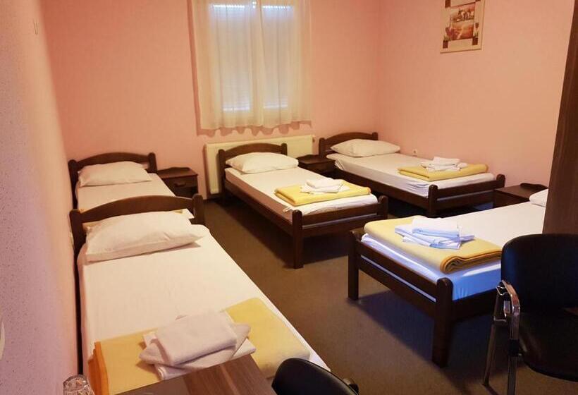 חדר משפחתי, Hostel Kristal