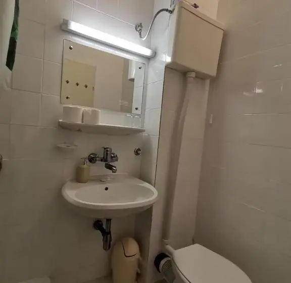 Standard Neljän Hengen Huone Parveke, Barba
