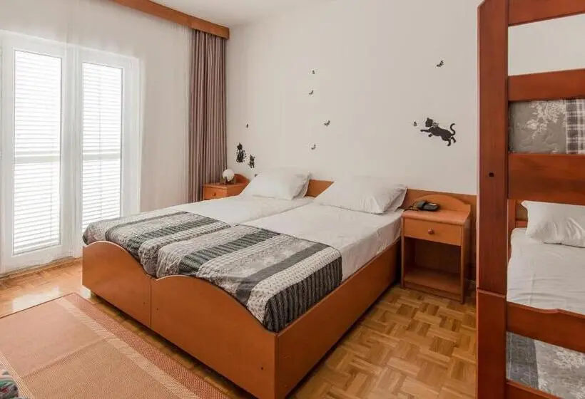 Standard Neljän Hengen Huone Parveke, Barba