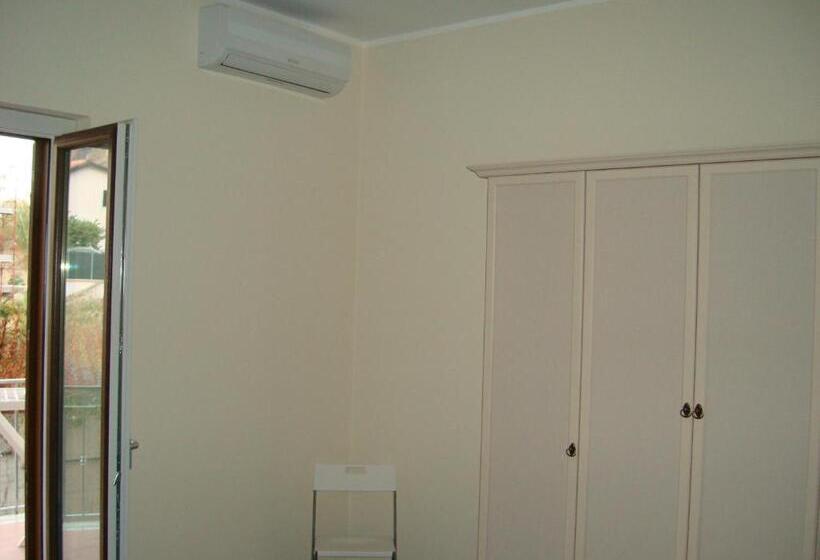 带阳台的三人标准间, Guest House Mare E Luna