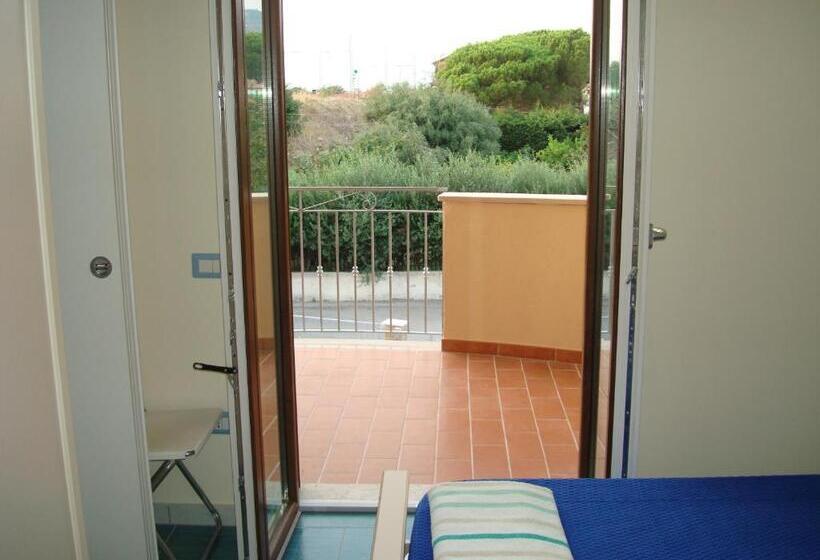 带阳台的三人标准间, Guest House Mare E Luna