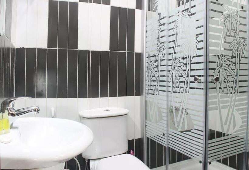 آپارتمان یک خوابه با دری مشترک که هال را جدا می کند., Golden Rose