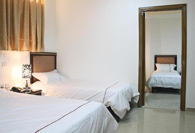 آپارتمان یک خوابه با دری مشترک که هال را جدا می کند., Golden Rose