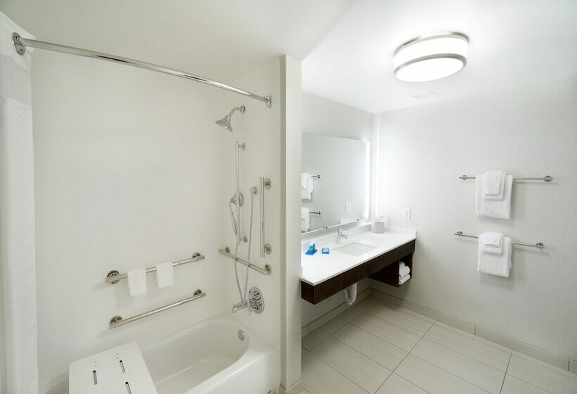 Номер Стандарт Адаптированный для Инвалидов, Holiday Inn Express & Suites   Cincinnati North   Liberty Way, An Ihg