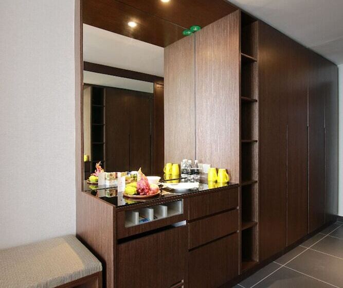 Номер Клуб, Impiana Hotel Senai