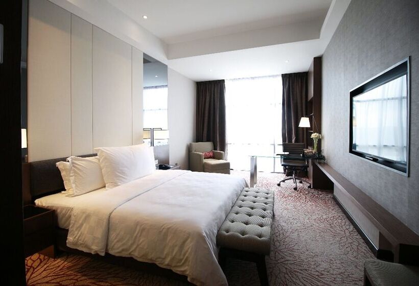 Номер Клуб, Impiana Hotel Senai