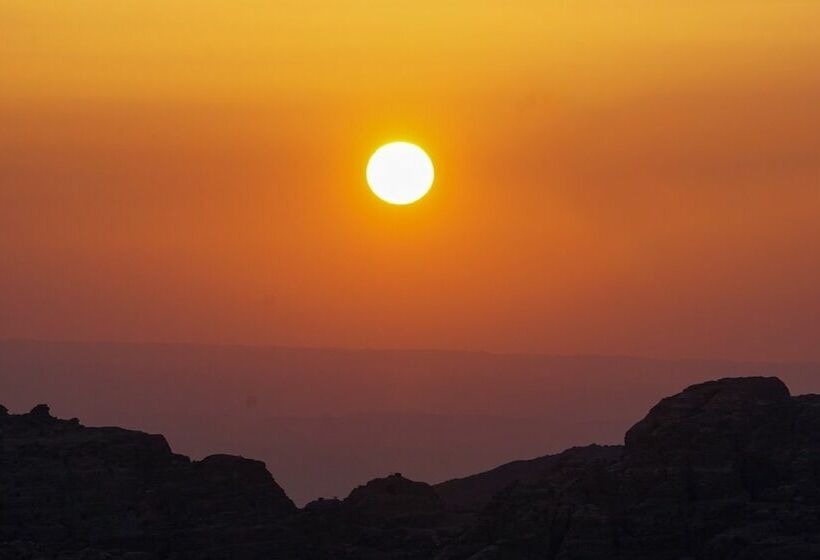 اتاق استاندارد چهار تخته, Petra By Night
