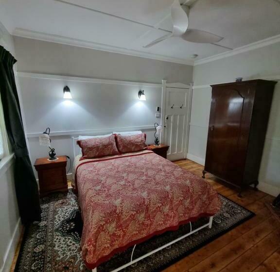 자쿠지 스위트, Shelton Lea