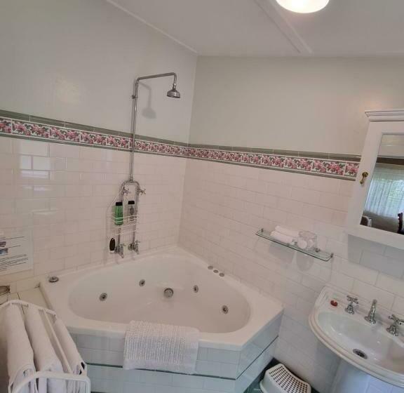 자쿠지 스위트, Shelton Lea