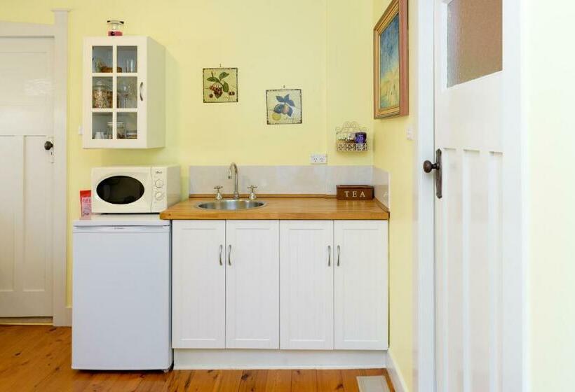 자쿠지 스위트, Shelton Lea