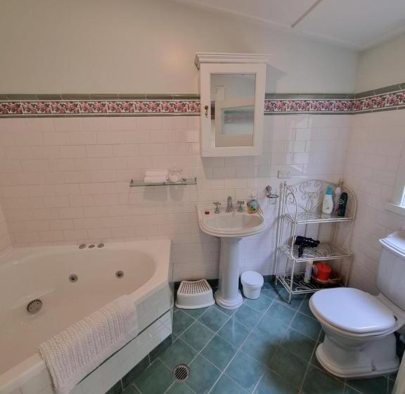 자쿠지 스위트, Shelton Lea