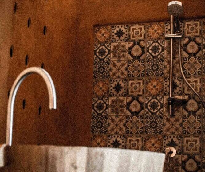 جناح عائلي, The Mud