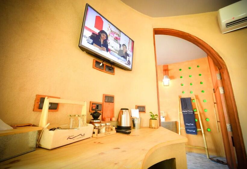 جناح عائلي, The Mud