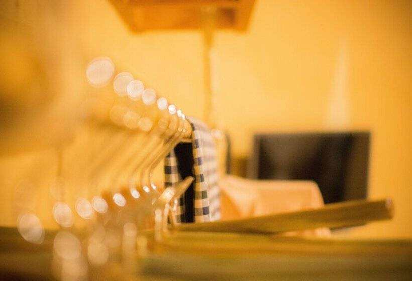 جناح عائلي, The Mud