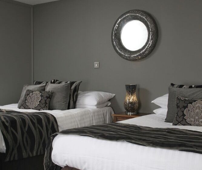 Семейный Номер, The Peacock