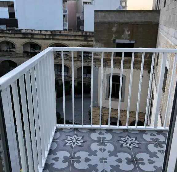 اتاق لوکس با بالکن, Lh Sliema
