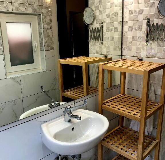 Basic Room, Lh Sliema