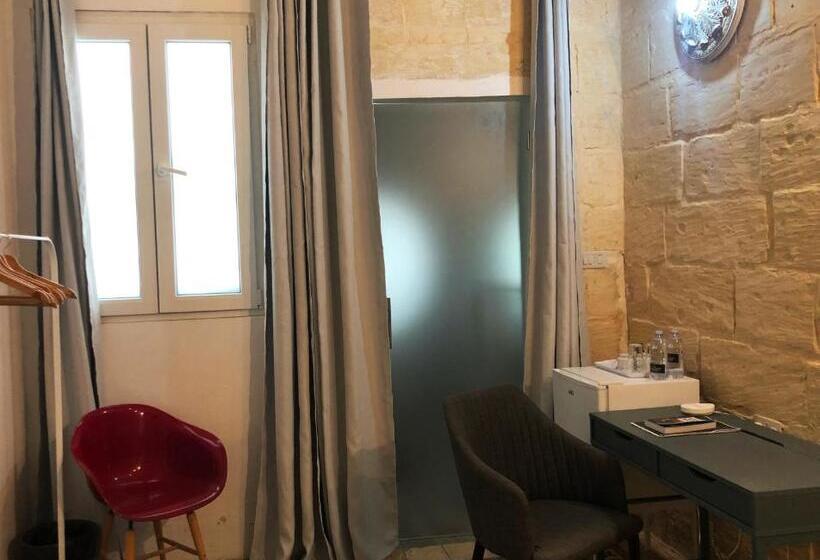 Basic Room, Lh Sliema