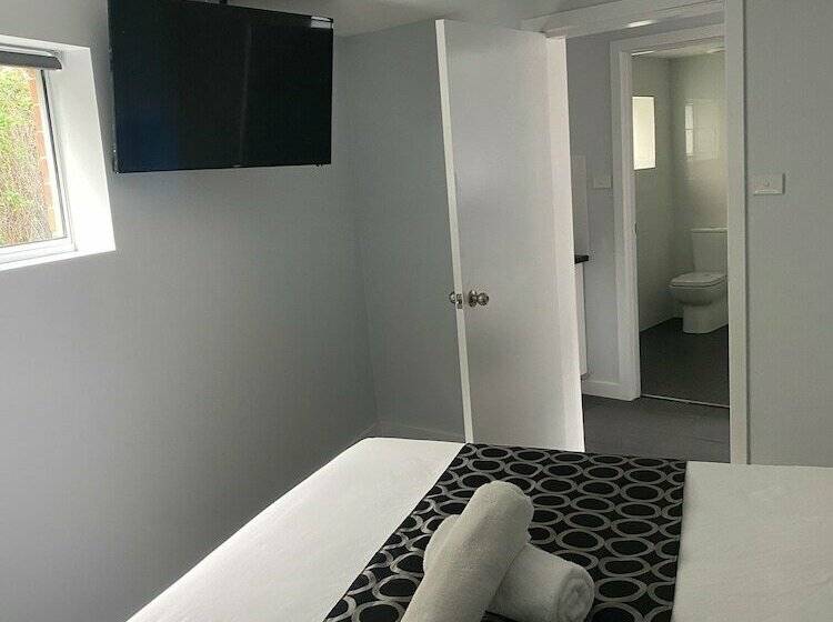 패밀리 룸, Bega Motel