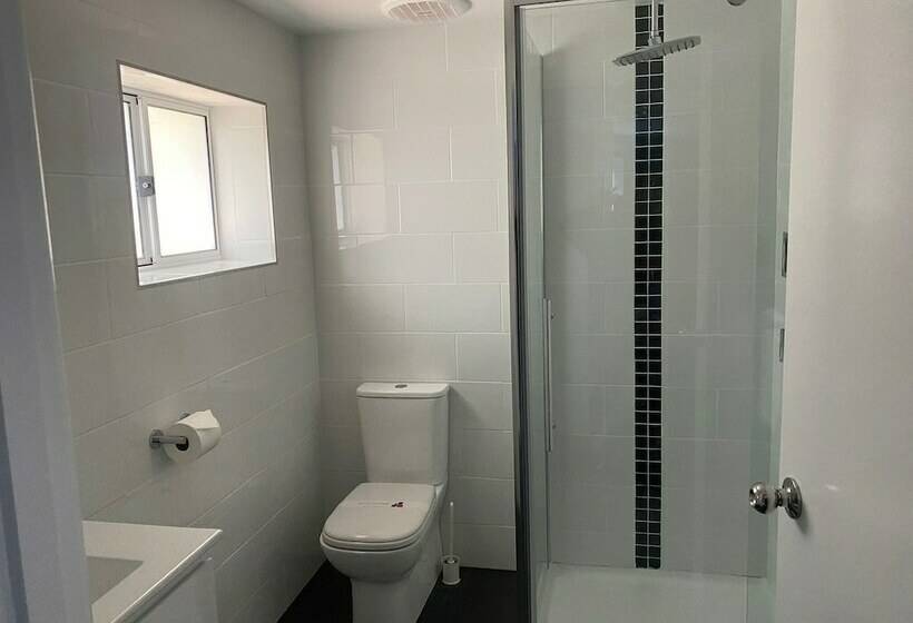 غرفة عائلية, Bega Motel