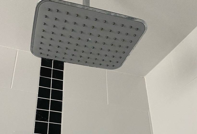 غرفة عائلية, Bega Motel