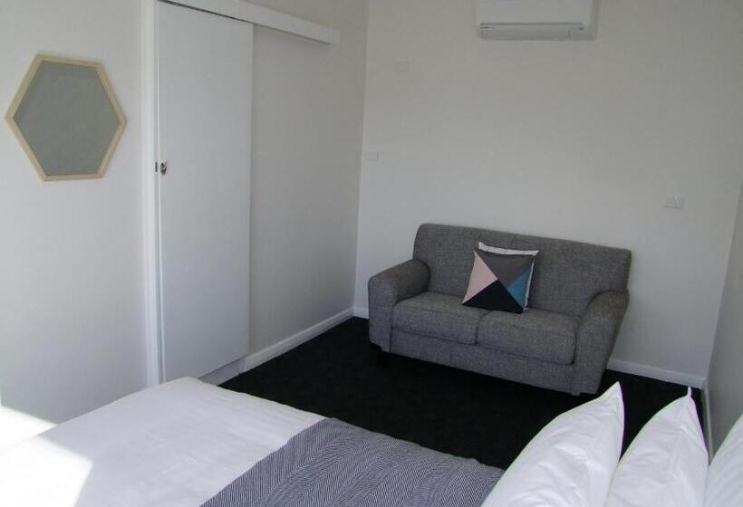 חדר משפחתי, Corryong Hotel Motel