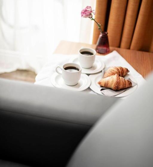 Comfort room with balcony, Amelia Rooms