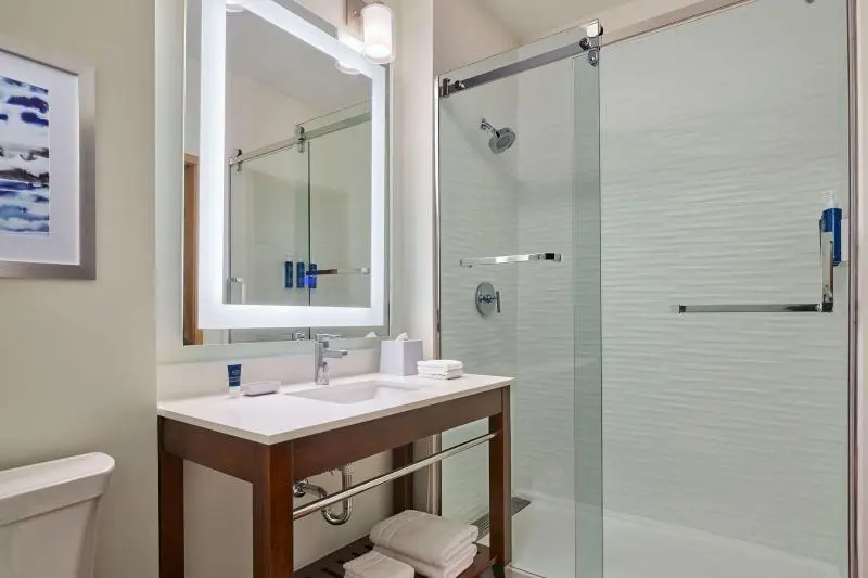キングサイズベッドのスタンダードルーム, Four Points By Sheraton Houston Intercontinental Airport