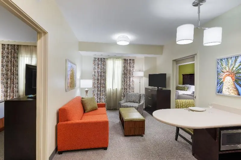 キングサイズベッドのスイートルーム, Staybridge Suites   Miami International Airport, An Ihg