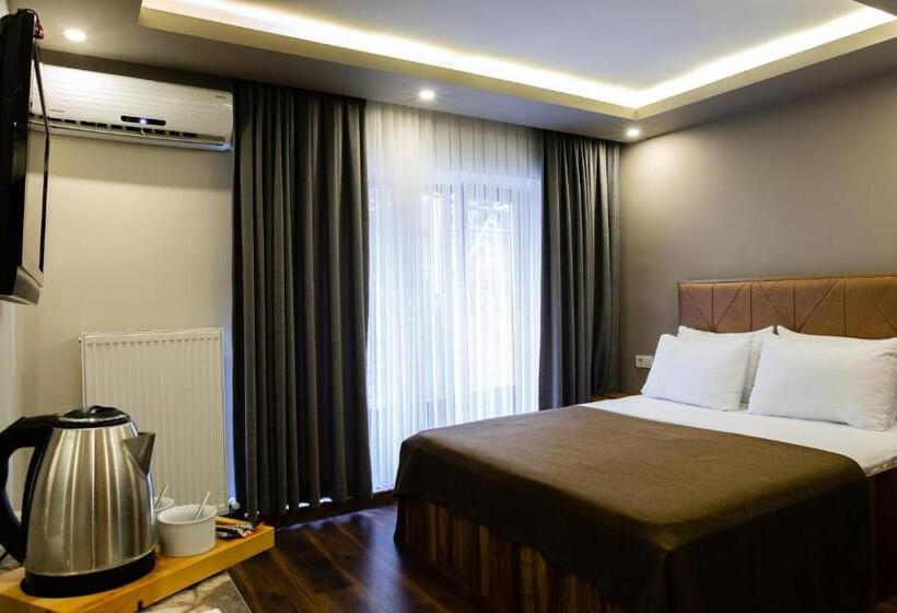 Habitación Triple Estándar, Taksim Mood