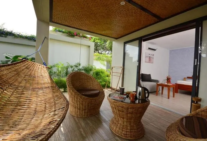 بانگلوی سوپریور, Munting Paraiso