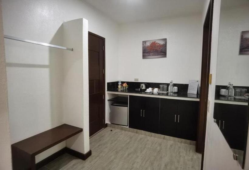 بنجلو عائلى, Munting Paraiso