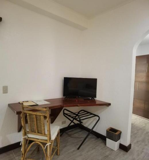 بنجلو عائلى, Munting Paraiso