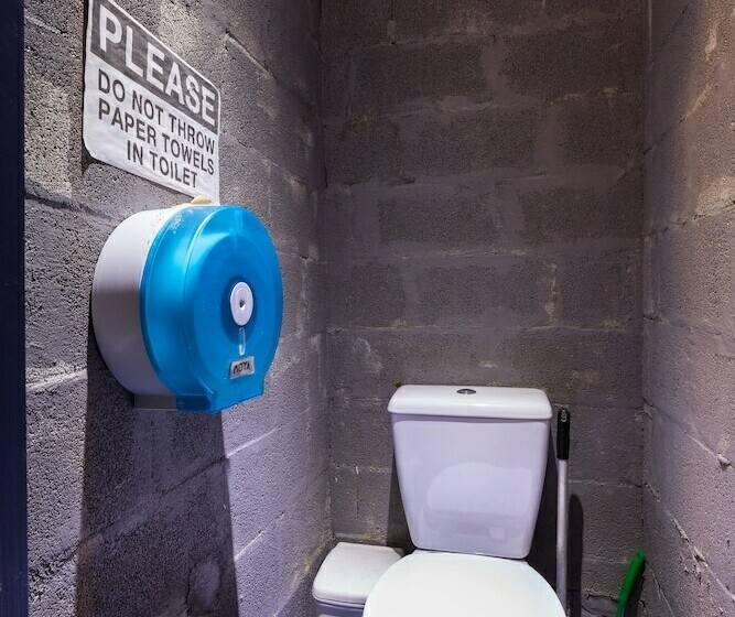 공동 객실, Wire Hostel Patong