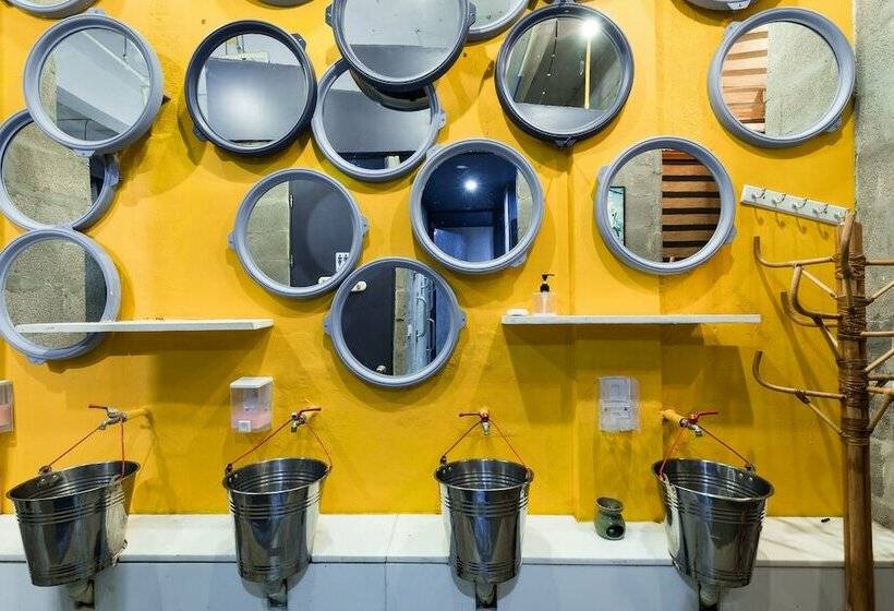 공동 객실, Wire Hostel Patong