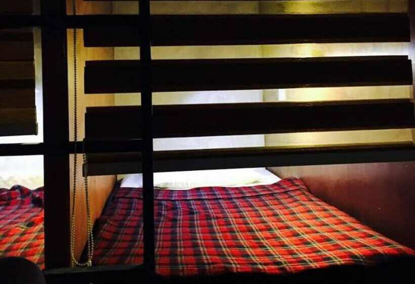 Кровать в Общей Комнате, Wire Hostel Patong