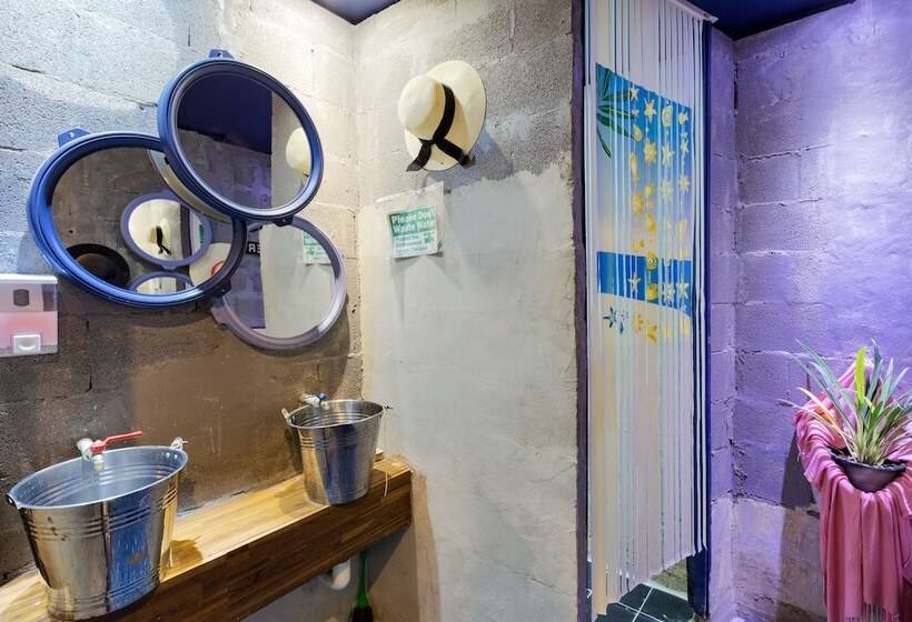 공동 객실, Wire Hostel Patong