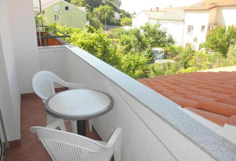 带阳台可观花园景的标准间, Bed & Breakfast Rab