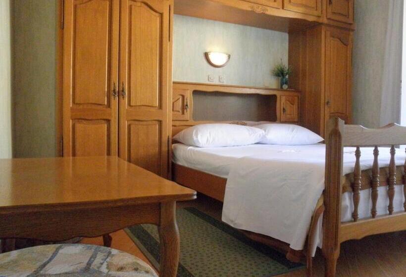 带阳台可观花园景的标准间, Bed & Breakfast Rab