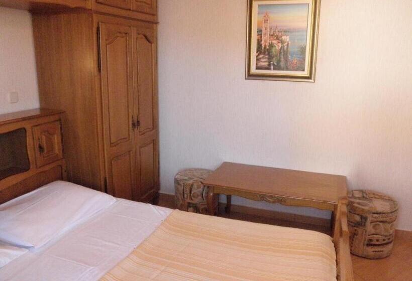 带阳台可观花园景的标准间, Bed & Breakfast Rab