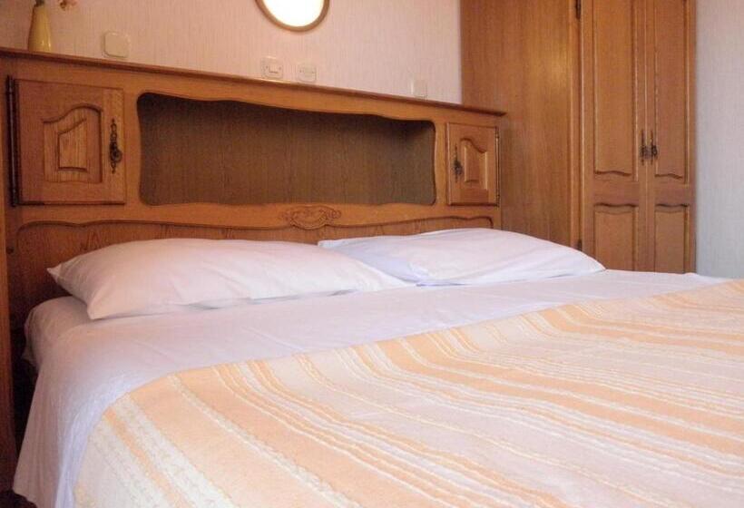 带阳台可观花园景的标准间, Bed & Breakfast Rab