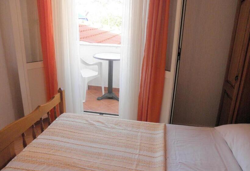 带阳台可观花园景的标准间, Bed & Breakfast Rab