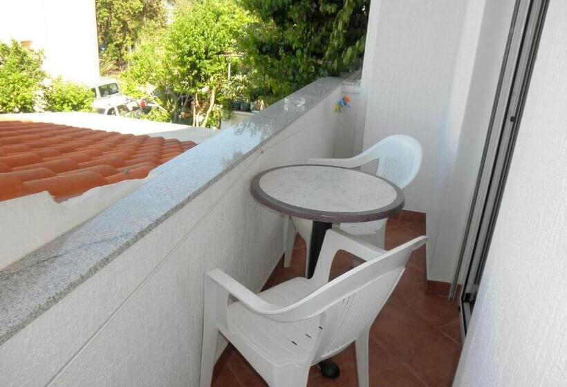 带阳台可观花园景的标准间, Bed & Breakfast Rab