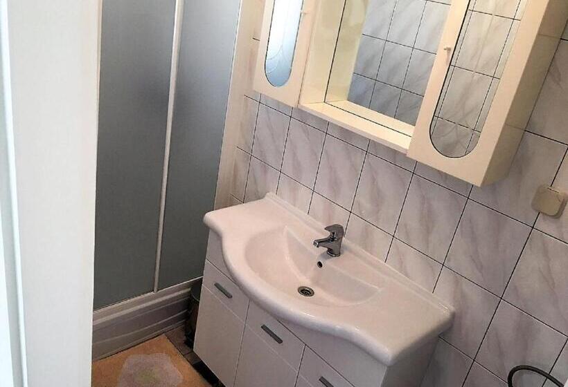 带阳台的三人标准间, Bed & Breakfast Rab